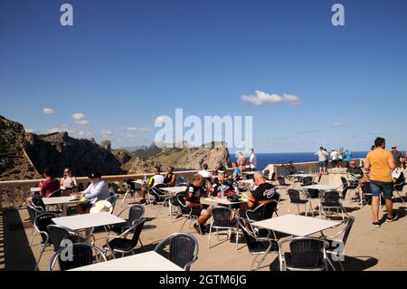 Le coin salon du café au phare de la péninsule de Formentor, Majorque.Le trajet jusqu'au phare est une visite incontournable pour les cyclistes. Banque D'Images