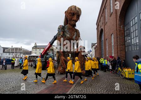 Irvine, Écosse, Royaume-Uni. 2 octobre 2021. Une marionnette géante de dix mètres appelée Storm Walks, du parc de la plage d'Irvine au Musée maritime écossais. Les marionnettistes de Vision Mechanic exploitent la mythique déesse de la mer qui était en train de faire deux ans. La marionnette est fabriquée à partir de ressources naturelles entièrement recyclées et pèse 500 kilos. À l’occasion de la célébration de l’année écossaise des côtes et des eaux, Storm s’efforcera de nous rappeler notre devoir de prendre soin de nos côtes. Credit: SKULLY/Alay Live News Banque D'Images