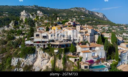 Vue aérienne du village d'Eze, un célèbre village en pierre construit sur un rocher surplombant la mer Méditerranée dans le sud de la France Banque D'Images
