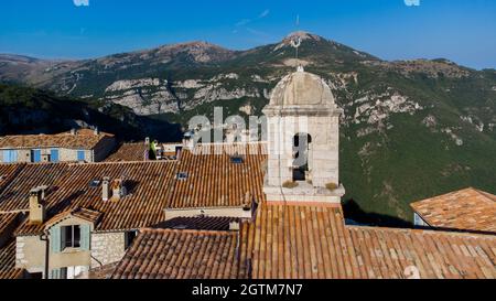 Vue aérienne du clocher de l'église de Gourdon en Provence, France - village médiéval construit au bord d'une falaise dans les montagnes Banque D'Images