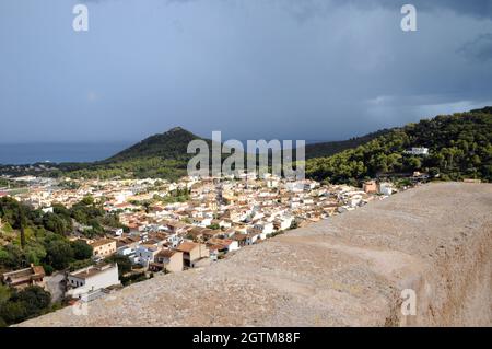 Vue depuis les remparts de Castell de Capdepera en bas de la ville et vers la mer.Le château date du XIIIe siècle. Banque D'Images