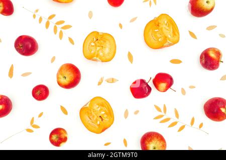 Composition automnale. Feuilles d'automne avec pomme et citrouille en tranches sur fond blanc. Concept de jour de Thanksgiving avec feuilles d'automne. Flat lay, vue de dessus Banque D'Images