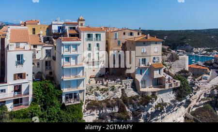 Vue aérienne de Bonifacio dans le sud de la Corse en France - vieilles maisons construites au bord des falaises de calcaire surplombant la mer Méditerranée Banque D'Images