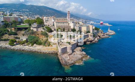 Vue aérienne de la Citadelle de Bastia dans le nord de l'île Corse - ville génoise surplombant la mer Méditerranée Banque D'Images