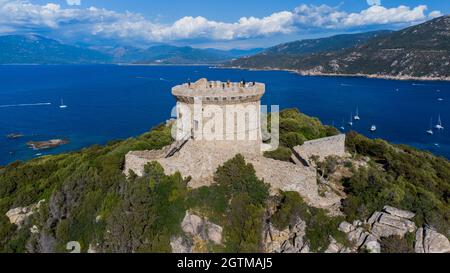 Vue aérienne des ruines de la tour génoise sur le cap Campomoro dans le sud de la Corse, France - Torra di Campumoru entouré de murs sur un belvédère Banque D'Images