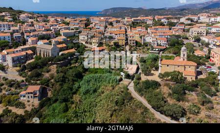 Vue aérienne des deux églises de Cargèse en Corse, France - village côtier d'origine grecque avec des églises orthodoxes et catholiques face à face Banque D'Images