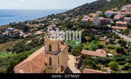 Vue aérienne des deux églises de Cargèse en Corse, France - village côtier d'origine grecque avec des églises orthodoxes et catholiques face à face Banque D'Images