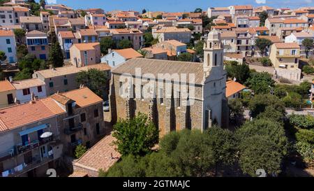 Vue aérienne des deux églises de Cargèse en Corse, France - village côtier d'origine grecque avec des églises orthodoxes et catholiques face à face Banque D'Images