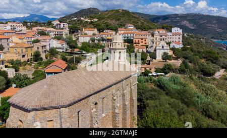 Vue aérienne des deux églises de Cargèse en Corse, France - village côtier d'origine grecque avec des églises orthodoxes et catholiques face à face Banque D'Images