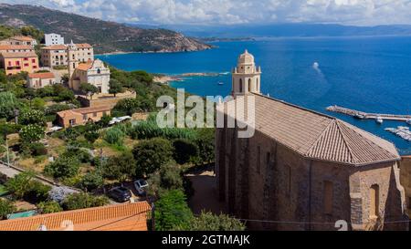 Vue aérienne des deux églises de Cargèse en Corse, France - village côtier d'origine grecque avec des églises orthodoxes et catholiques face à face Banque D'Images