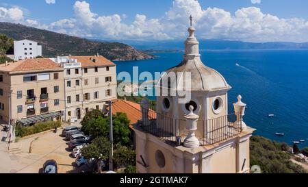 Vue aérienne des deux églises de Cargèse en Corse, France - village côtier d'origine grecque avec des églises orthodoxes et catholiques face à face Banque D'Images