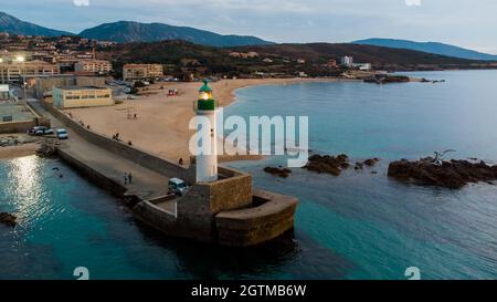 Vue aérienne du phare de Propriano dans le sud de la Corse, France - petite ville côtière dans la mer Méditerranée Banque D'Images