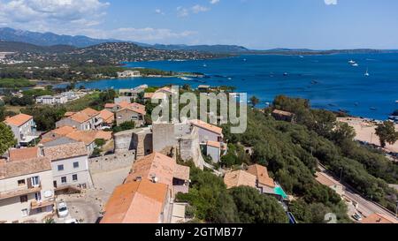 Vue aérienne du Bastion de France à Porto-Vecchio dans le sud de la Corse, France - citadelle médiévale par les génoises en face de la Méditerranée Banque D'Images