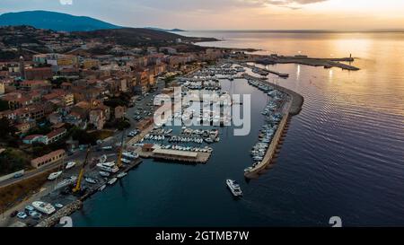 Vue aérienne du port de plaisance de Propriano dans le sud de la Corse, France - petite ville côtière dans la mer Méditerranée Banque D'Images