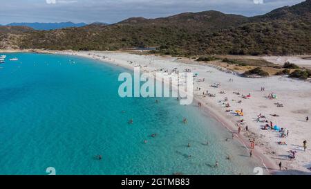 Vue aérienne de la plage de Loto dans le désert des Agriates au nord-ouest de Saint Florent près du Cap Corse, Corse, France -bateaux de loisirs amarrés dans les eaux azur Banque D'Images