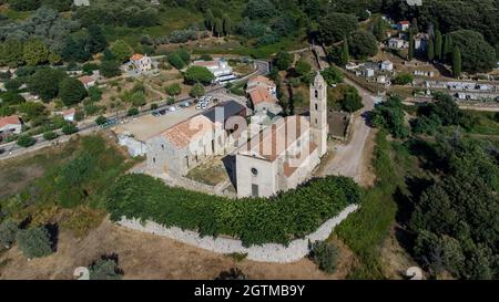 Vue aérienne du couvent médiéval de Sainte Lucie de Tallano dans les montagnes de la Corse-du-Sud, France Banque D'Images