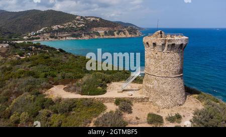 Vue aérienne des ruines de la tour Génoise ronde de Fautéa dans le sud de la Corse, France - vestiges d'un belvédère médiéval surplombant le Mediterr Banque D'Images