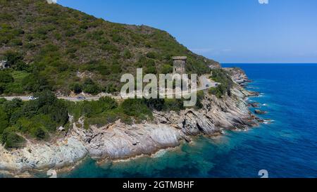 Vue aérienne des ruines de la tour Génoise ronde de l'Osse sur le Cap Corse, Corse, France - vestiges d'un belvédère médiéval dans la courbe d'une route Banque D'Images