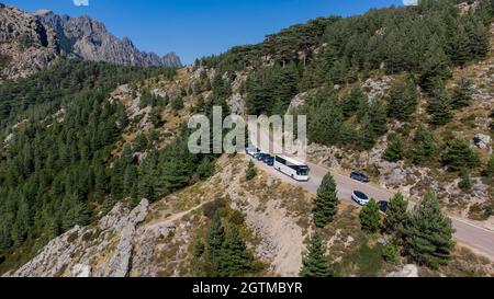 Vue aérienne du Col de Bavella dans les montagnes de la Corse-du-Sud, France - route montagneuse pittoresque avec des voitures touristiques arrêtées pour le tourisme Banque D'Images