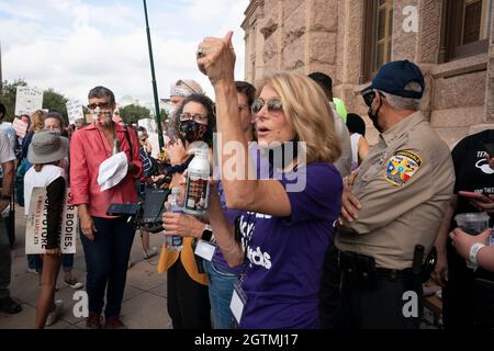 Austin Texas USA, 2 octobre 2021: L'ancienne sénatrice d'État et activiste WENDY DAVIS réagit alors que plusieurs milliers de femmes texanes se rassemblent aux marches sud du Capitole pour protester contre les récentes lois texanes adoptées restreignant le droit des femmes à l'avortement. Une loi restrictive du Texas sur l'avortement fait de l'avortement un crime après six semaines dans la plupart des cas. Crédit : Bob Daemmrich/Alay Live News Banque D'Images