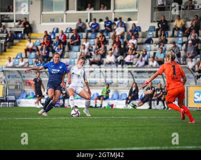 Sinsheim, Allemagne. 02 octobre 2021. Sarai Linder (22 Hoffenheim) et Virginia Kirchberger (13 Francfort) pendant le match FlyerAlarm Frauen-Bundesliga entre TSG Hoffenheim et Eintracht Frankfurt au stade Dietmar-Hopp à Sinsheim, Allemagne. Crédit: SPP Sport presse photo. /Alamy Live News Banque D'Images