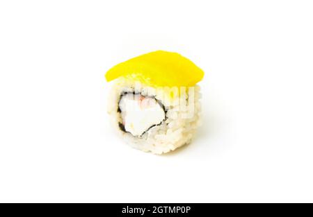 des petits pains à sushis japonais frais traditionnels avec radis daikon sur une assiette blanche Banque D'Images
