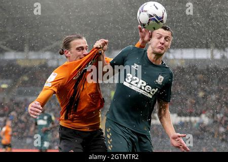 Tom Eaves de Hull City (à gauche) et Dael Fry de Middlesbrough se battent pour le ballon lors du championnat Sky Bet au MKM Stadium, à Hull. Date de la photo: Samedi 2 octobre 2021. Banque D'Images