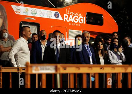 Rome, Italie. 1er octobre 2021. Le porte-parole de l'ancien premier ministre Rocco Casalino, le ministre des Affaires étrangères Luigi Di Maio et le maire de Rome Virginia Raggi lors de la clôture de la campagne électorale du nouveau maire de la ville.Rome (Italie), 1er octobre 2021 photo Samantha Zucchi Insidefoto crédit: Insidefoto srl/Alay Live News Banque D'Images