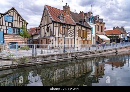 Fachwerkhäuser im quartier St-Leu, Amiens, Frankreich | Maisons à colombages au Canal dans le quartier de St-Leu, Amiens, France Banque D'Images