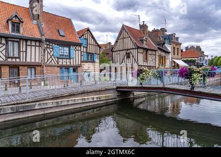 Fachwerkhäuser im quartier St-Leu, Amiens, Frankreich | Maisons à colombages au Canal dans le quartier de St-Leu, Amiens, France Banque D'Images