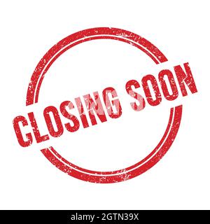 TEXTE DE CLÔTURE BIENTÔT écrit sur timbre rond rouge grungy vintage. Banque D'Images