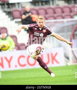 Tynecastle Park .Edinburgh.Scotland, Royaume-Uni. 2 octobre 2021. Coeurs vs Motherwell.Cinch Premiership Match coeurs Stephen Kingsley feux de la maison 2ème but de coup de pied libre vs Motherwell . Crédit : eric mccowat/Alay Live News Banque D'Images