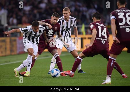 Turin, Italie. 02 octobre 2021. Danilo Luiz Da Silva de Juventus FC, Antonio Sanabria de Torino Calcio, Matthijs de Ligt de Juventus FC et Josip Brekalo de Torino Calcio concourent pour le ballon pendant la Serie Un match de football 2021/2022 entre Torino FC et Juventus FC au Stadio Olimpico Grande Torino à Turin (Italie), 2 octobre 2021. Photo Federico Tardito/Insidefoto Credit: Insidefoto srl/Alay Live News Banque D'Images