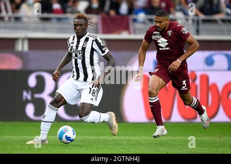 Turin, Italie. 02 octobre 2021. Moise Kean de Juventus FC est défiée par Gleison Bremer de Torino FC lors du match de football Serie A entre Torino FC et Juventus FC. Credit: Nicolò Campo/Alay Live News Banque D'Images