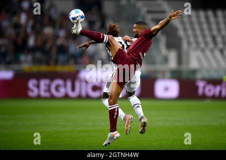 Turin, Italie. 02 octobre 2021. Le Gleison Bremer du Torino FC est défié par Moise Kean du Juventus FC lors du match de football Serie A entre le Torino FC et le Juventus FC. Credit: Nicolò Campo/Alay Live News Banque D'Images