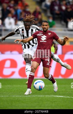 Turin, Italie. 02 octobre 2021. Moise Kean de Juventus FC est défiée par Gleison Bremer de Torino FC lors du match de football Serie A entre Torino FC et Juventus FC. Credit: Nicolò Campo/Alay Live News Banque D'Images