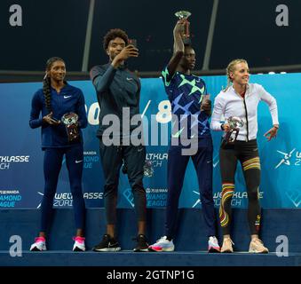 ZURICH - SUISSE 8 septembre 21 : Quanera Hayes, Michael Cherry, Emmanuel Korir et Keely Hodgkinson, lauréats de la Diamond League, célèbrent au Wanda Diamo Banque D'Images