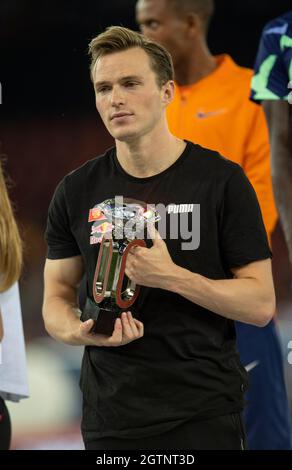 ZURICH - SUISSE 8 septembre 21 : Karsten Warholm (NOR) l'un des gagnants de la Diamond League célèbre la finale de la Wanda Diamond League au Letzigrund Banque D'Images