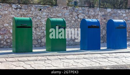 Poubelles. Poubelles de couleur verte et bleue rangées sur le trottoir de la ville. Collecte de matériaux recyclables, recyclage, concept de l'environnement Banque D'Images