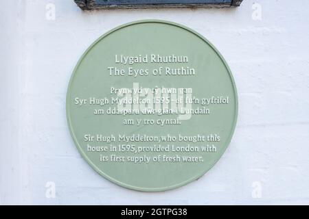 Plaque sur le mur du bâtiment Seven Eyes du XVIe siècle, place Saint-Pierre, Ruthin (Rhuthun), Denbighshire (Sir Ddinbych), pays de Galles, Royaume-Uni Banque D'Images