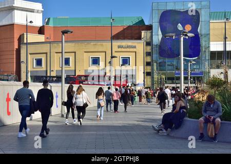 Les gens marchent vers la zone commerçante Bullring à la sortie de la gare de Birmingham New Street, Royaume-Uni Banque D'Images