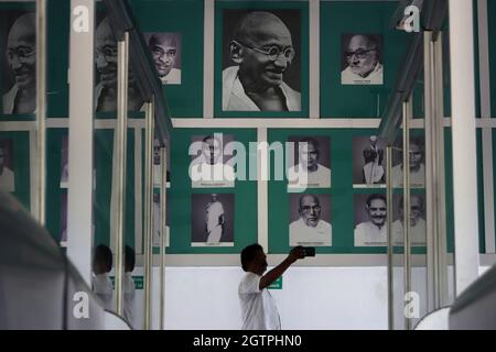 Chennai, Tamil Nadu, Inde. 2 octobre 2021. Un homme prend un selfie dans une galerie montrant des photos du Mahatma Gandhi avec d'autres combattants de la liberté à l'occasion du 152e anniversaire de naissance de Mohandas Karamchand Gandhi, connu sous le nom de Mahatma Gandhi, à Chenna. L'Inde rend hommage au Mahatma Gandhi, le « Père de la Nation ». (Image de crédit : © Sri Loganathan/ZUMA Press Wire) Banque D'Images