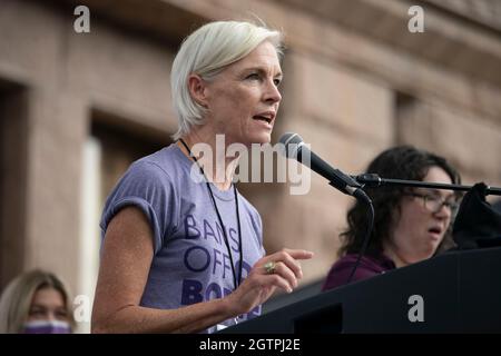 Austin Texas USA, 2 octobre 2021 : l'ancienne directrice de la planification de la parentalité, CECILE RICHARDS, conclut le rassemblement alors que plusieurs milliers de femmes texanes se rassemblent aux marches sud du Capitole pour protester contre les récentes lois texanes qui restreignent le droit des femmes à l'avortement. Une loi restrictive du Texas sur l'avortement fait de l'avortement un crime après six semaines dans la plupart des cas. Crédit : Bob Daemmrich/Alay Live News Banque D'Images