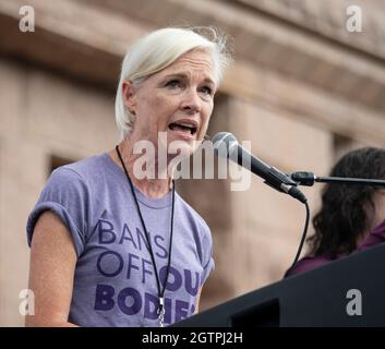 Austin Texas USA, 2 octobre 2021 : l'ancienne directrice de la planification de la parentalité, CECILE RICHARDS, conclut le rassemblement alors que plusieurs milliers de femmes texanes se rassemblent aux marches sud du Capitole pour protester contre les récentes lois texanes qui restreignent le droit des femmes à l'avortement. Une loi restrictive du Texas sur l'avortement fait de l'avortement un crime après six semaines dans la plupart des cas. Crédit : Bob Daemmrich/Alay Live News Banque D'Images