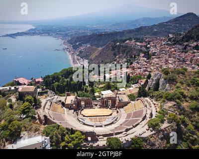 Vue aérienne de l'ancien théâtre grec de Taormine, Sicile, Italie. Banque D'Images