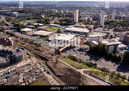 Glasgow, Écosse, Royaume-Uni. 29 septembre 2021 EN PHOTO : nouveau pont à Sighhill au-dessus de l'autoroute M8. Vue aérienne par drone de la région de Sighthill à Glasgow montrant le nouveau pont au-dessus de l'autoroute M8 qui rejoint le nord du centre-ville de l'est en passant par Charing Cross. La région de Sighthill voit un investissement de capitaux de 250 millions de livres sterling, avec de nouvelles zones de loisirs et de logements sociaux au nord de la ville. Vous trouverez également dans la région des centres de formation en rafting et en kayak, ainsi que des installations de formation en wakeboard. Crédit : Colin Fisher Banque D'Images