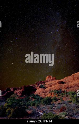 Steamboat Rock dans la Milkyway. Un composite HDR de Steamboat Rock à Sedona Arizona avec le Milkyway dans le ciel nocturne. Banque D'Images