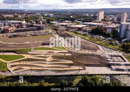 Glasgow, Écosse, Royaume-Uni. 29 septembre 2021 EN PHOTO : nouveau pont à Sighhill au-dessus de l'autoroute M8. Vue aérienne par drone de la région de Sighthill à Glasgow montrant le nouveau pont au-dessus de l'autoroute M8 qui rejoint le nord du centre-ville de l'est en passant par Charing Cross. La région de Sighthill voit un investissement de capitaux de 250 millions de livres sterling, avec de nouvelles zones de loisirs et de logements sociaux au nord de la ville. Vous trouverez également dans la région des centres de formation en rafting et en kayak, ainsi que des installations de formation en wakeboard. Crédit : Colin Fisher Banque D'Images