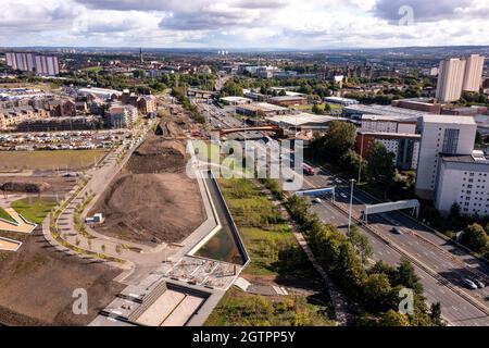 Glasgow, Écosse, Royaume-Uni. 29 septembre 2021 EN PHOTO : nouveau pont à Sighhill au-dessus de l'autoroute M8. Vue aérienne par drone de la région de Sighthill à Glasgow montrant le nouveau pont au-dessus de l'autoroute M8 qui rejoint le nord du centre-ville de l'est en passant par Charing Cross. La région de Sighthill voit un investissement de capitaux de 250 millions de livres sterling, avec de nouvelles zones de loisirs et de logements sociaux au nord de la ville. Vous trouverez également dans la région des centres de formation en rafting et en kayak, ainsi que des installations de formation en wakeboard. Crédit : Colin Fisher Banque D'Images