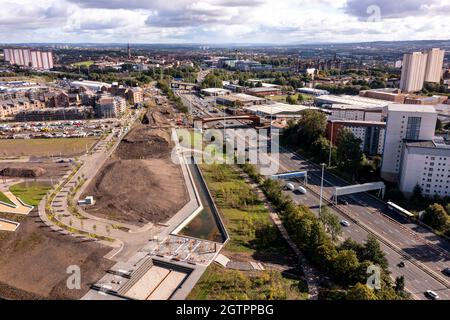 Glasgow, Écosse, Royaume-Uni. 29 septembre 2021 EN PHOTO : nouveau pont à Sighhill au-dessus de l'autoroute M8. Vue aérienne par drone de la région de Sighthill à Glasgow montrant le nouveau pont au-dessus de l'autoroute M8 qui rejoint le nord du centre-ville de l'est en passant par Charing Cross. La région de Sighthill voit un investissement de capitaux de 250 millions de livres sterling, avec de nouvelles zones de loisirs et de logements sociaux au nord de la ville. Vous trouverez également dans la région des centres de formation en rafting et en kayak, ainsi que des installations de formation en wakeboard. Crédit : Colin Fisher Banque D'Images